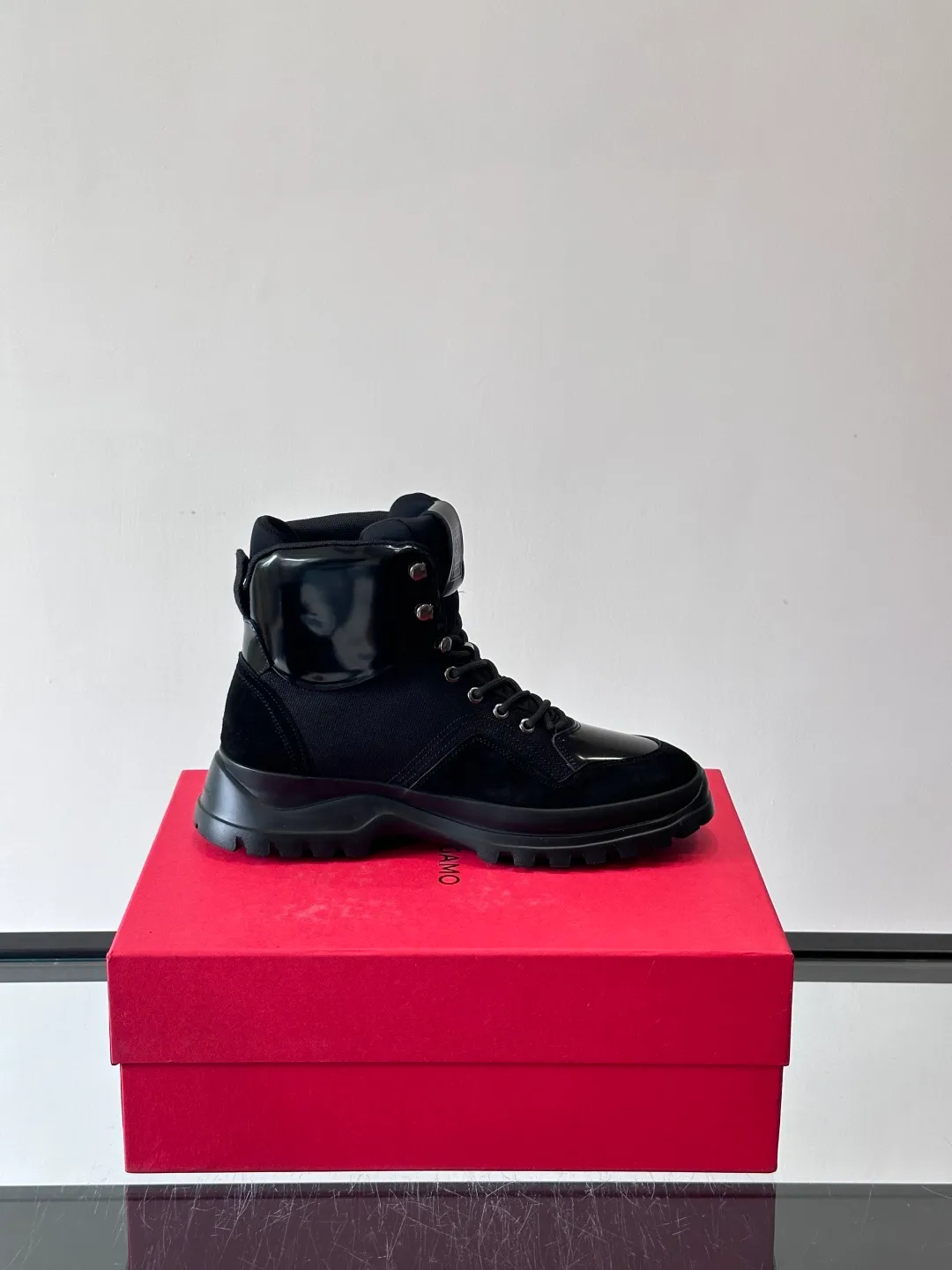 Men's shoes 💰960 Ferragamo's thick-soled lace-up short boots are made of suede + fabric splicing. They have a delicate texture and are breathable. The black rubber thick soles are wear-resistant and have strong traction. They can be worn every day outdoors! The shoelaces are super vibrant and the metal fastener details are perfect. The boot shaft is adjustable, comfortable and stable to wear. It goes well with workwear style or casual style in autumn and winter. It is warm and fashionable. It is suitable for outdoor activities or daily commuting! size: 39-44 (customized at 38.45.46)